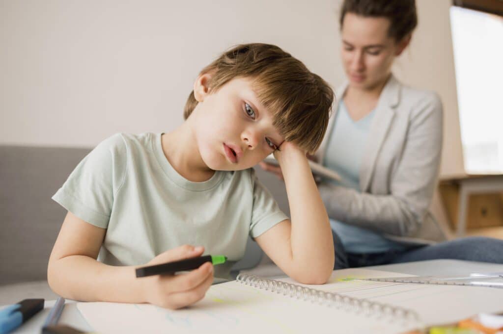 Niño con dificultades para hacer la tarea