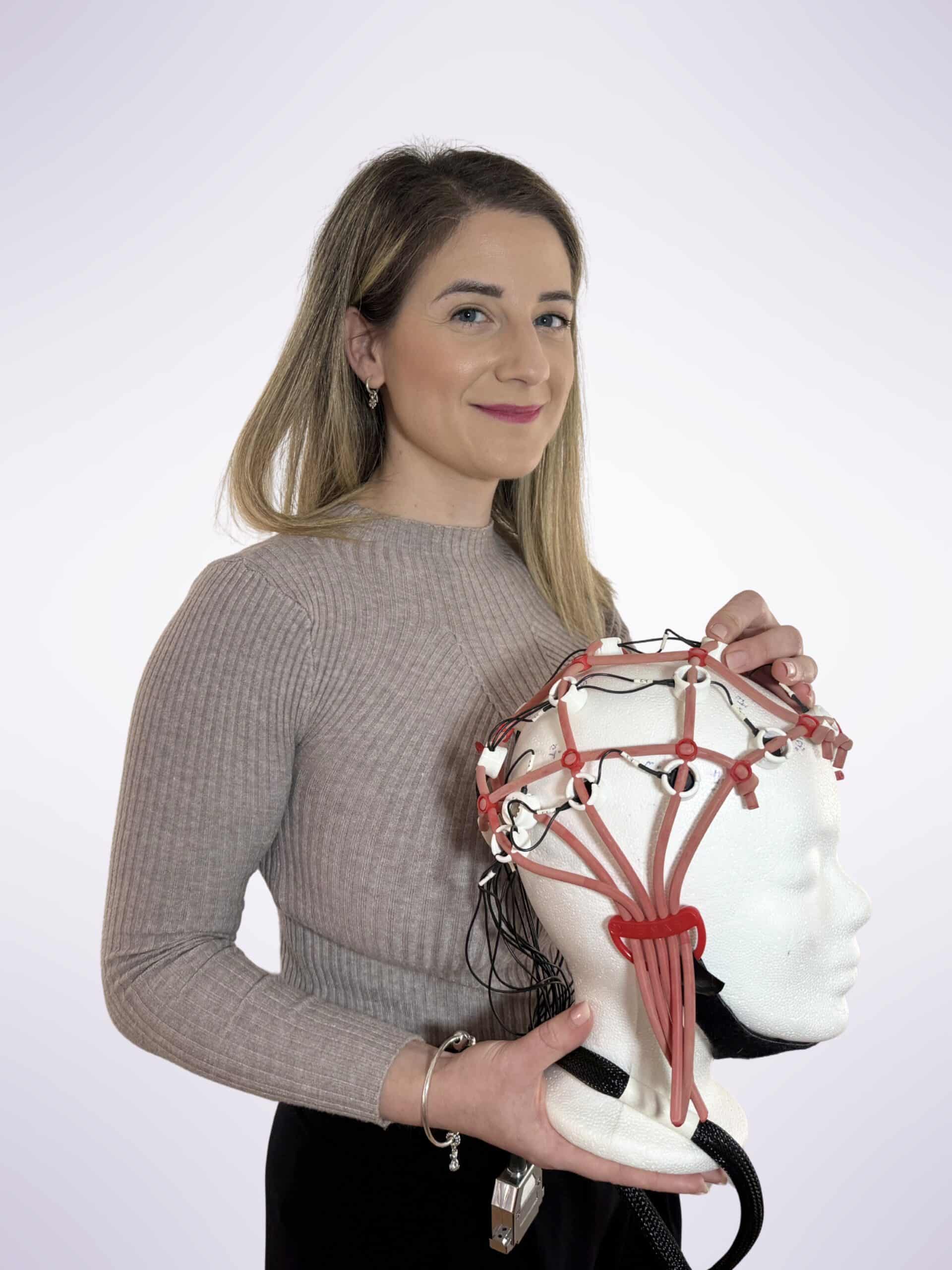 Federica Fulgheri experta en neurofeedback con un casco EEG.