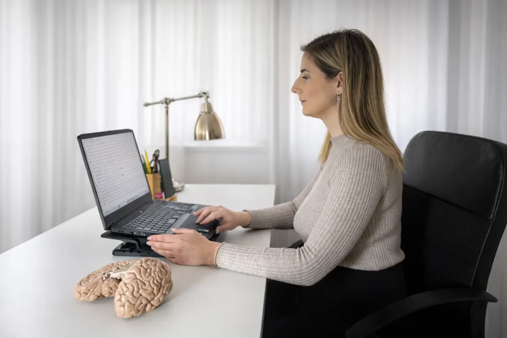 Psicóloga realizando una sesión de neurofeedback en su consulta de Sevilla