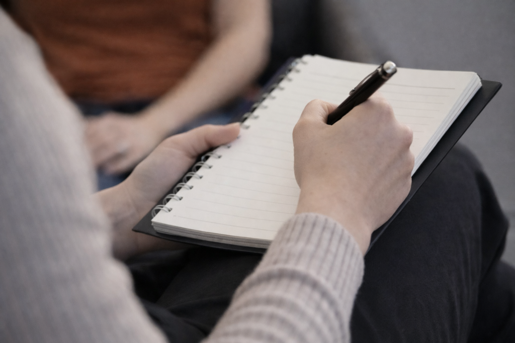 Persona escribiendo en un cuaderno